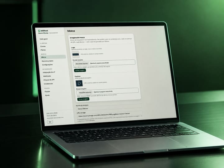 Notebook aberto na tela de marca do painel, com logo, favicon e nome do produto