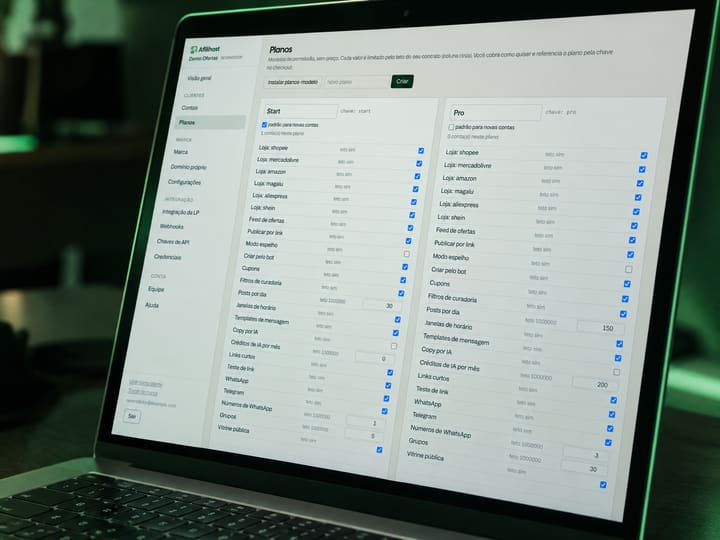 Notebook aberto no editor de planos, com dois planos lado a lado e um recurso por linha
